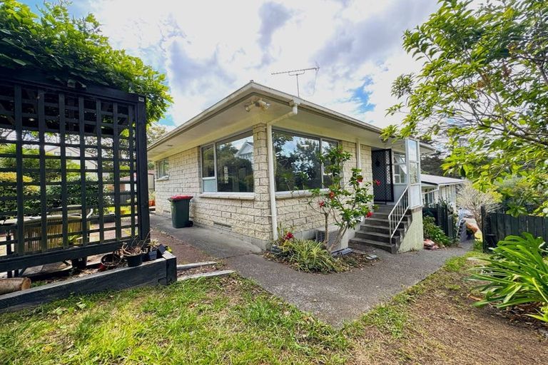 Photo of property in 2/4 Mahuta Grove, Northcote, Auckland, 0627