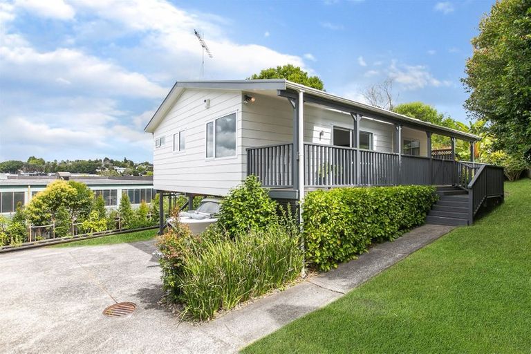 Photo of property in 2/34 Lambrown Drive, Totara Vale, Auckland, 0629