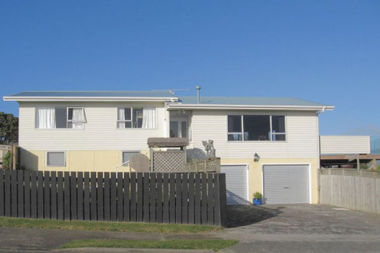 Photo of property in 145 Gloaming Hill, Titahi Bay, Porirua, 5022