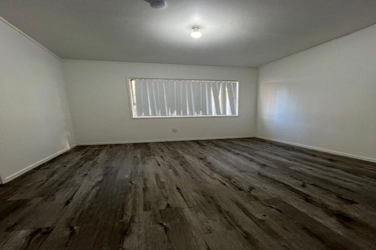 Photo of property in 28 Claverdon Drive, Massey, Auckland, 0614