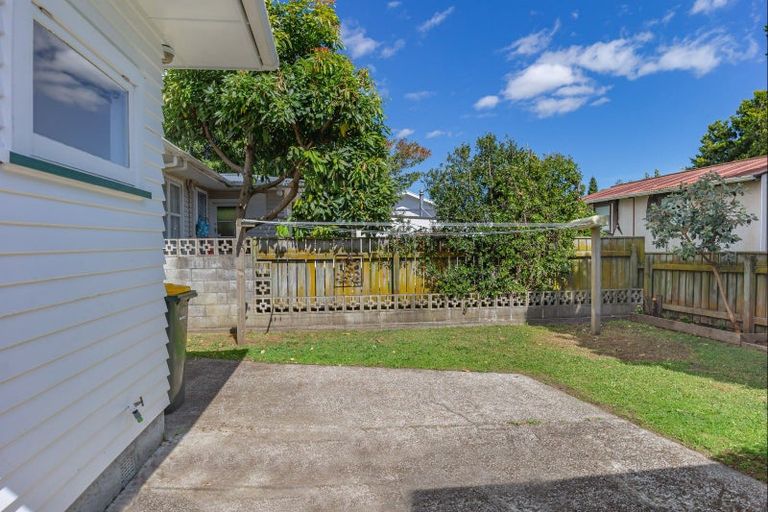 Photo of property in 53 Queenwood Road, Levin, 5510