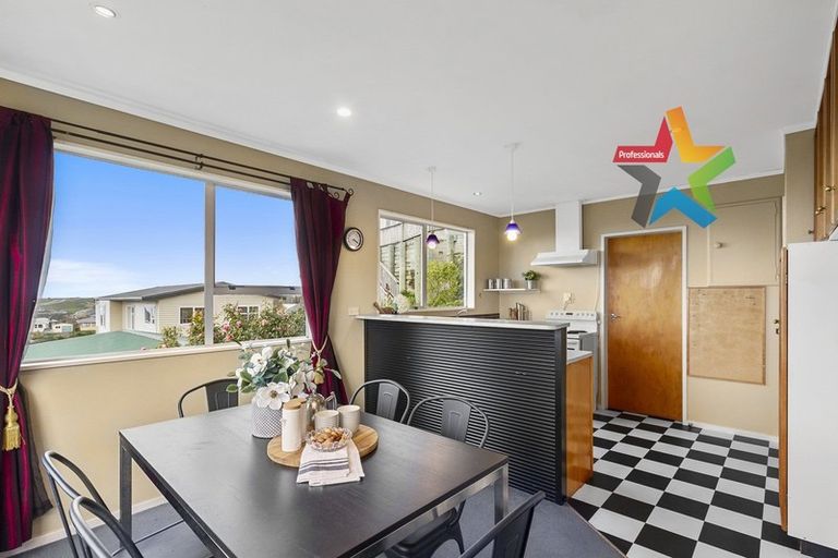 Photo of property in 18 Salford Street, Newlands, Wellington, 6037