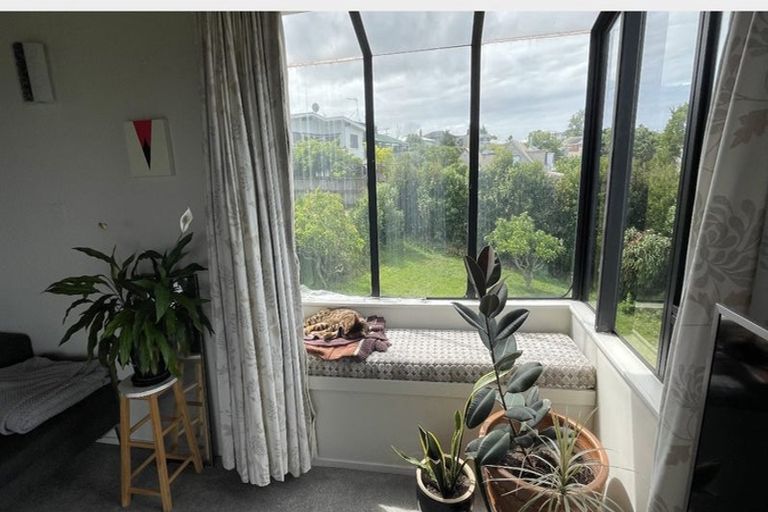 Photo of property in 2/191 Glenfield Road, Hillcrest, Auckland, 0627