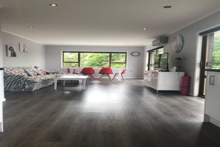 Photo of property in 2/18 Tiri View Place, Waiake, Auckland, 0630