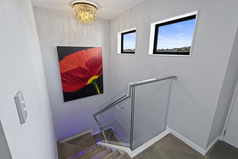 Photo of property in 1 Sai Ridge Close, Pukekohe, 2120