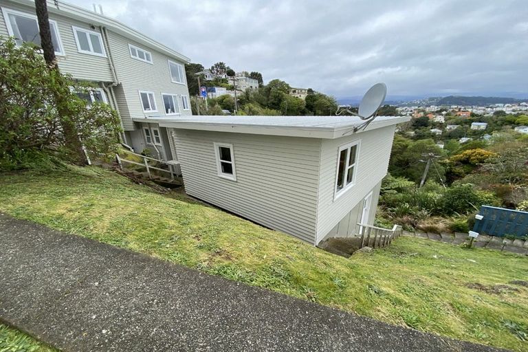 Photo of property in 2b Garden Road, Northland, Wellington, 6012