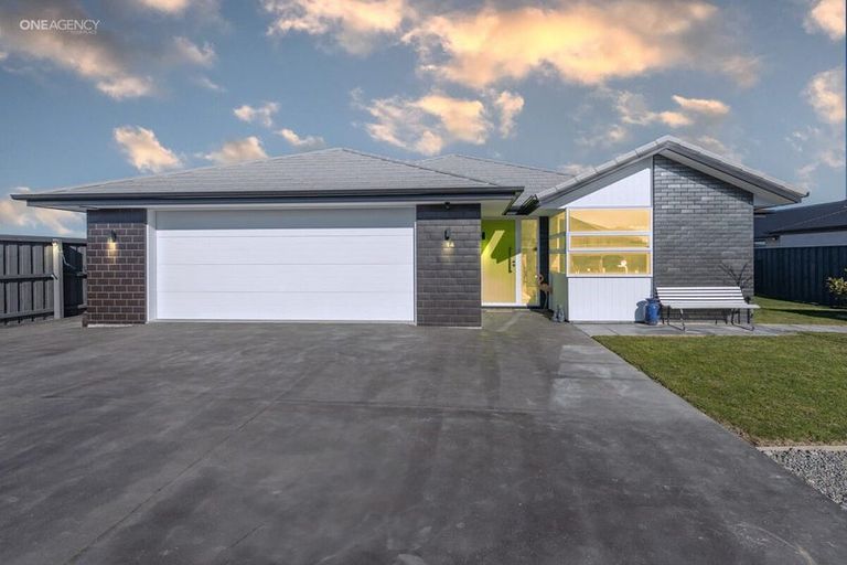 Photo of property in 14 Deans Place, Amberley, 7410