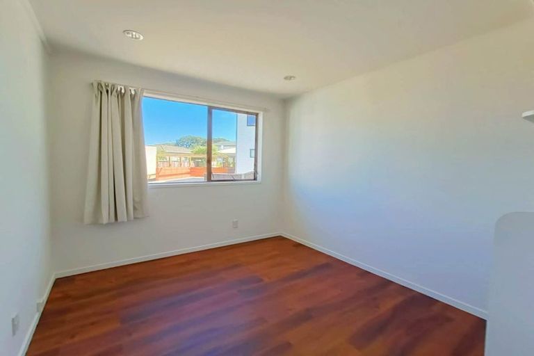 Photo of property in 9 Lisa Rise, Half Moon Bay, Auckland, 2012