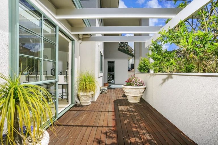 Photo of property in 26 Lorikeet Place, Unsworth Heights, Auckland, 0632