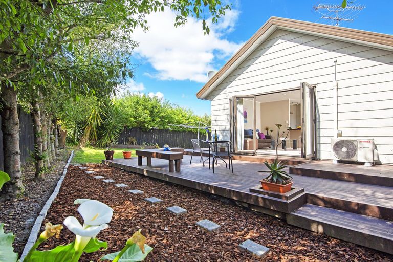 Photo of property in 2/13 De Quincey Terrace, Highland Park, Auckland, 2010