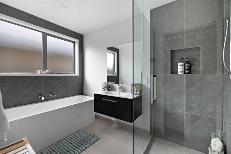 Photo of property in 15 Corriedale Road, Jacks Point, 9371