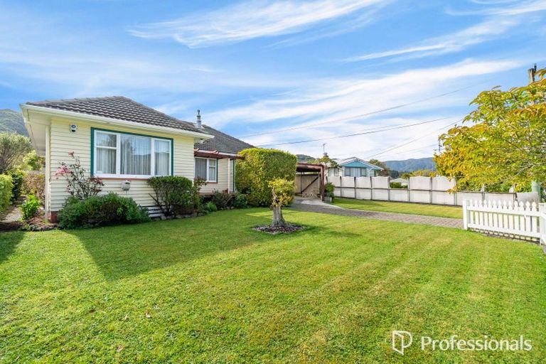 Photo of property in 4 Miles Crescent, Wainuiomata, Lower Hutt, 5014