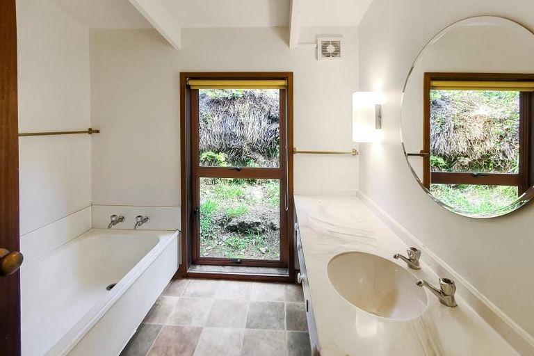 Photo of property in 5a Seapoint Road, Bluff Hill, Napier, 4110