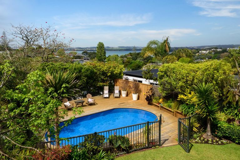 Photo of property in 20 Montgomery Crescent, Cockle Bay, Auckland, 2014