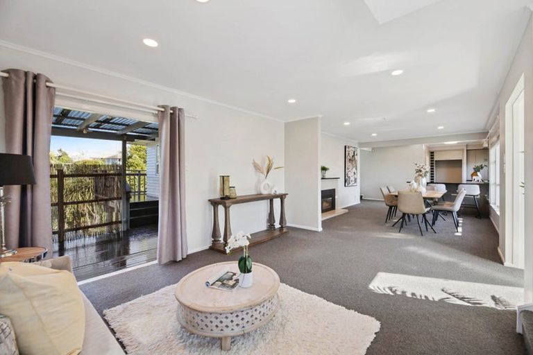 Photo of property in 19 Beach Road, Mellons Bay, Auckland, 2014