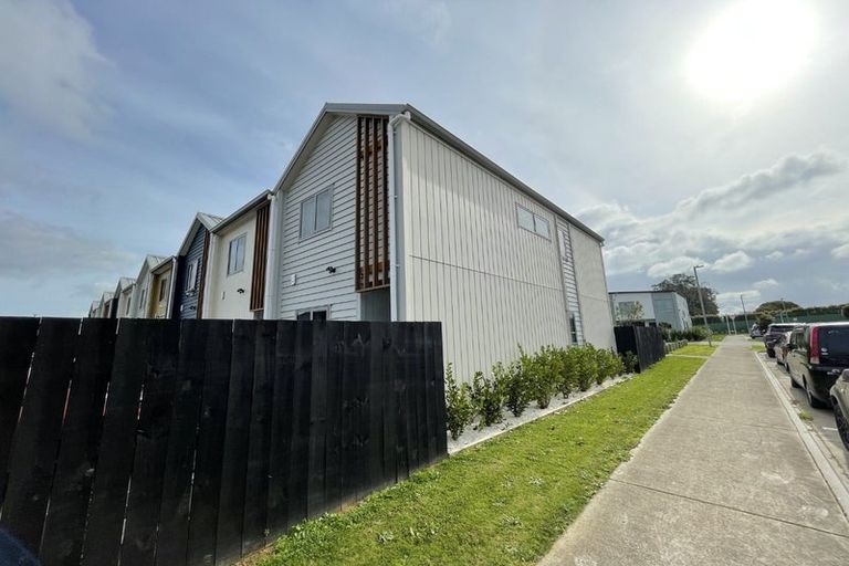 Photo of property in 21 Valour Lane, Papakura, 2110