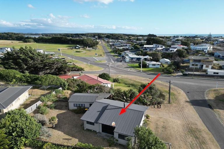 Photo of property in 3 Brown Terrace, Foxton Beach, Foxton, 4815
