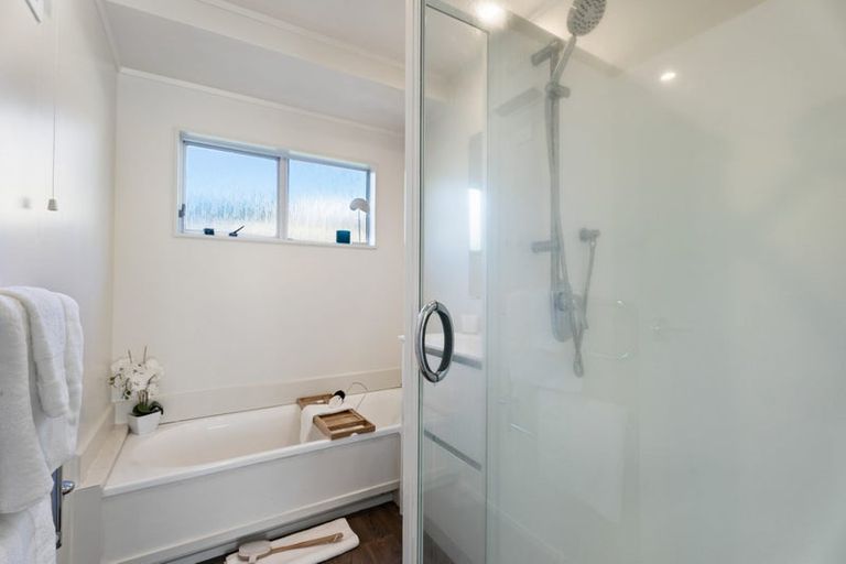 Photo of property in 2/4 Clare Place, Glenfield, Auckland, 0629