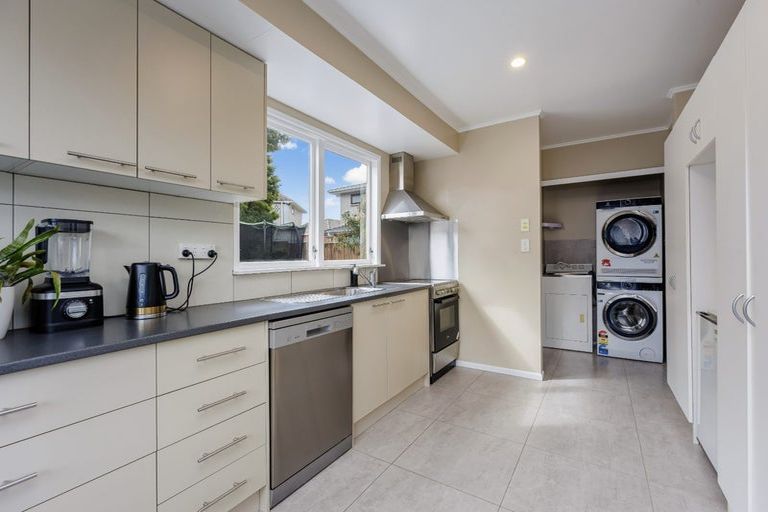 Photo of property in 9 Grimshaw Place, Henderson, Auckland, 0612