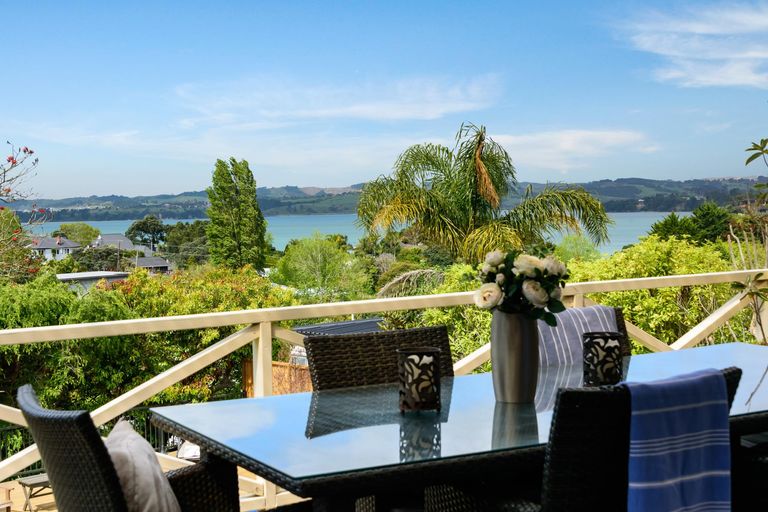 Photo of property in 20 Montgomery Crescent, Cockle Bay, Auckland, 2014