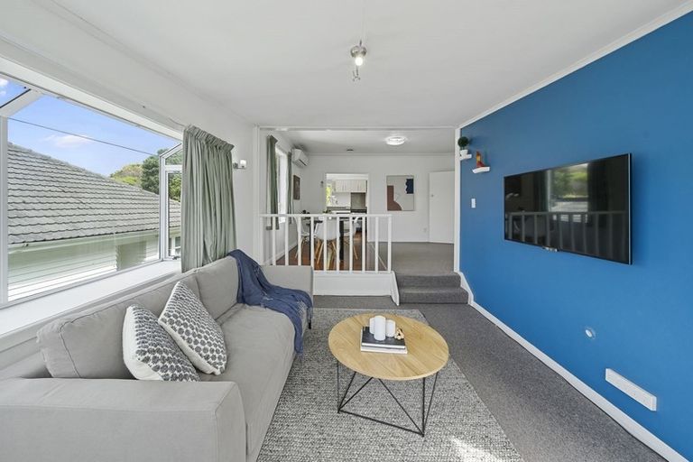 Photo of property in 5 Victory Crescent, Tawa, Wellington, 5028