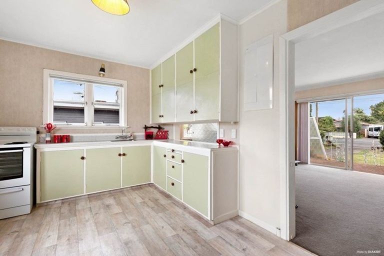 Photo of property in 14 Taikata Road, Te Atatu Peninsula, Auckland, 0610