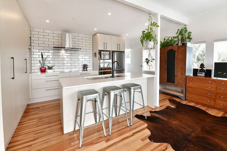 Photo of property in 1339 Whangaparaoa Road, Army Bay, Whangaparaoa, 0930