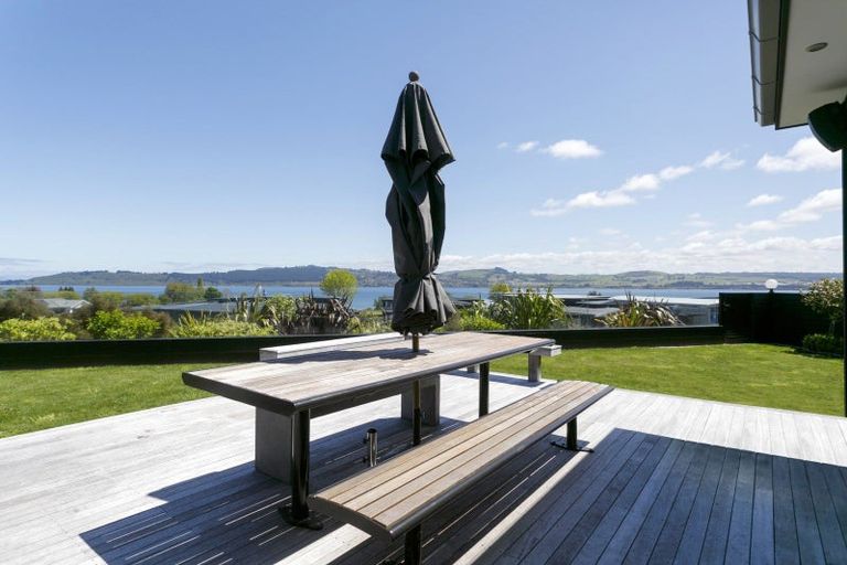 Photo of property in 21 Pukenamu Road, Rainbow Point, Taupo, 3330