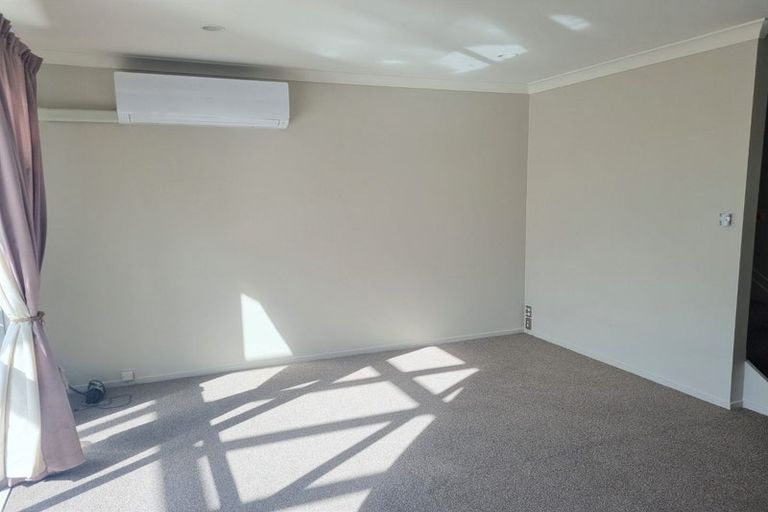 Photo of property in 9b Clearwater Cove, West Harbour, Auckland, 0618