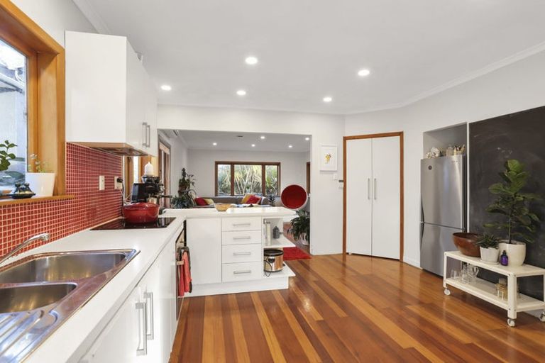 Photo of property in 43 Atkinson Road, Titirangi, Auckland, 0604