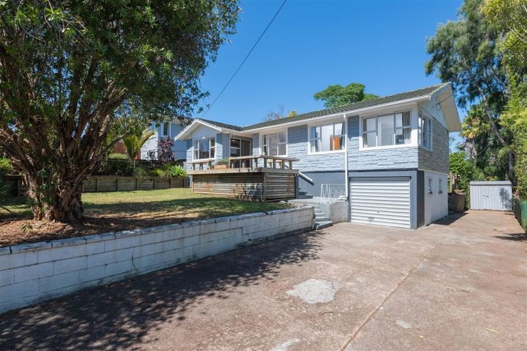 Photo of property in 121 Millbrook Road, Sunnyvale, Auckland, 0612