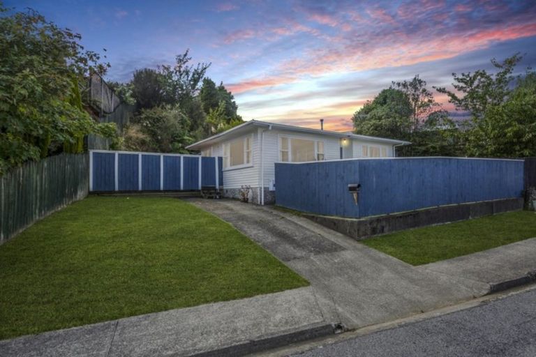 Photo of property in 29 Vista Crescent, Maoribank, Upper Hutt, 5018