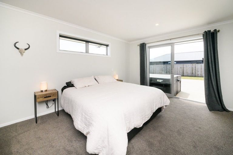 Photo of property in 20 Sardinia Grove, Fitzherbert, Palmerston North, 4410