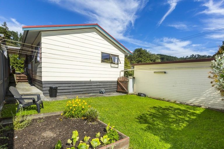 Photo of property in 17 Forest Road, Pinehaven, Upper Hutt, 5019