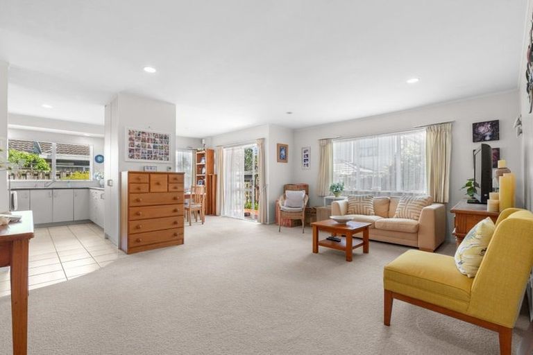 Photo of property in 7/28a Godley Road, Green Bay, Auckland, 0604