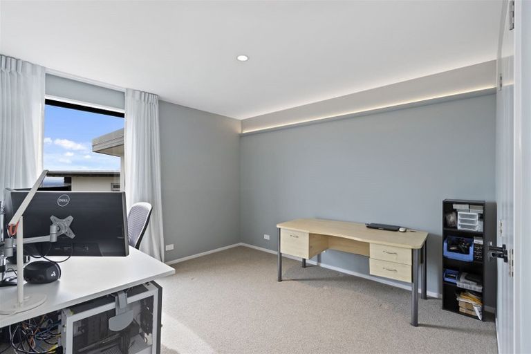 Photo of property in 15 Parkridge Place, Mount Pleasant, Christchurch, 8081