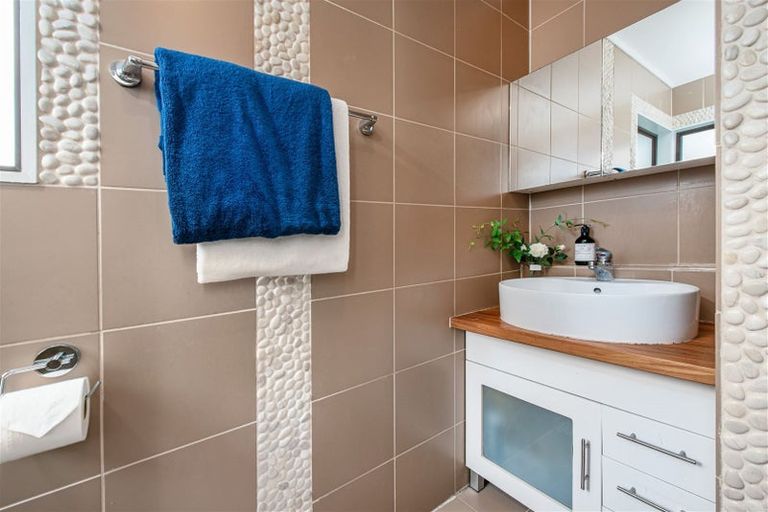 Photo of property in 64 Birdwood Road, Swanson, Auckland, 0612