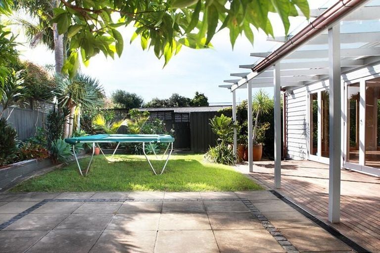 Photo of property in 1/70 Princes Street, Northcote Point, Auckland, 0627