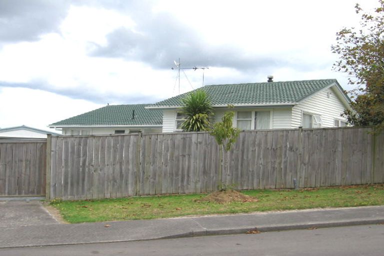 Photo of property in 6 Brougham Place, West Harbour, Auckland, 0618