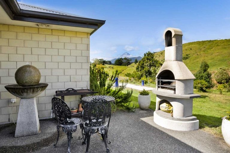 Photo of property in 2 Te Ara Karoiroa Road, Hurford, New Plymouth, 4374