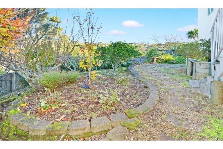 Photo of property in 2/23 Barker Rise, Northcross, Auckland, 0632