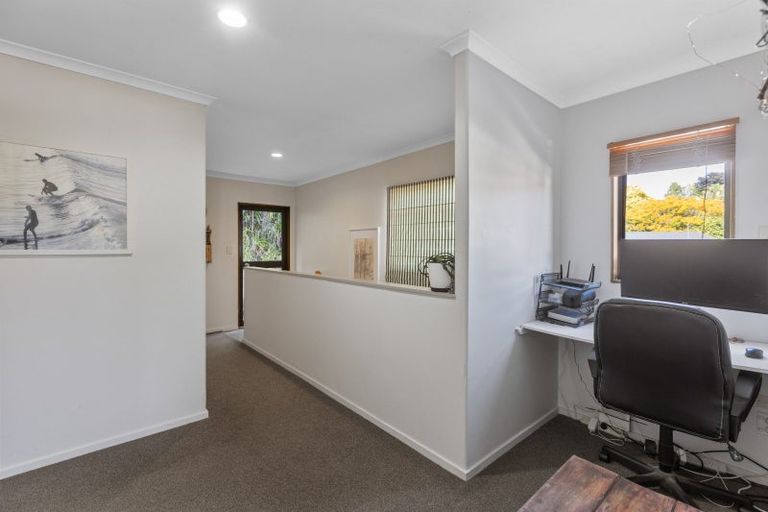 Photo of property in 33 Beaumont Crescent, Frankleigh Park, New Plymouth, 4310