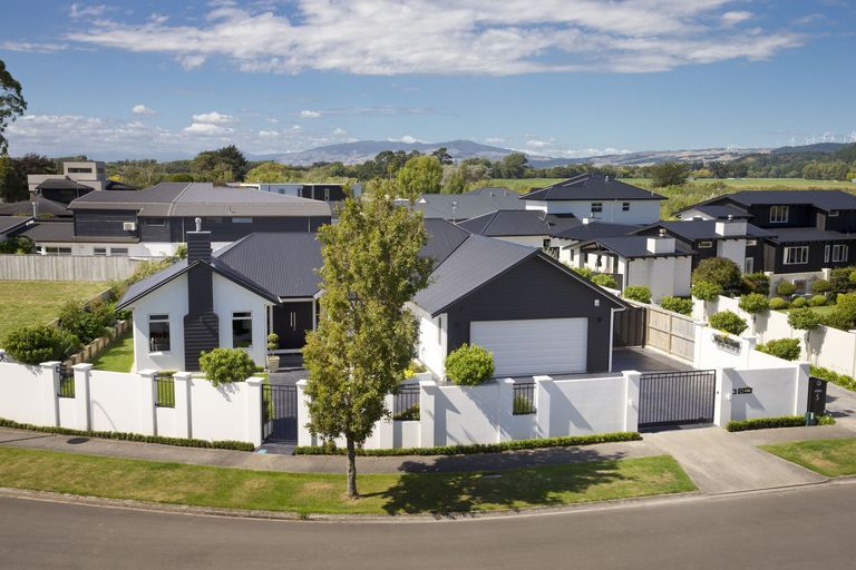 Photo of property in 3 Fairway Grove, Hokowhitu, Palmerston North, 4410