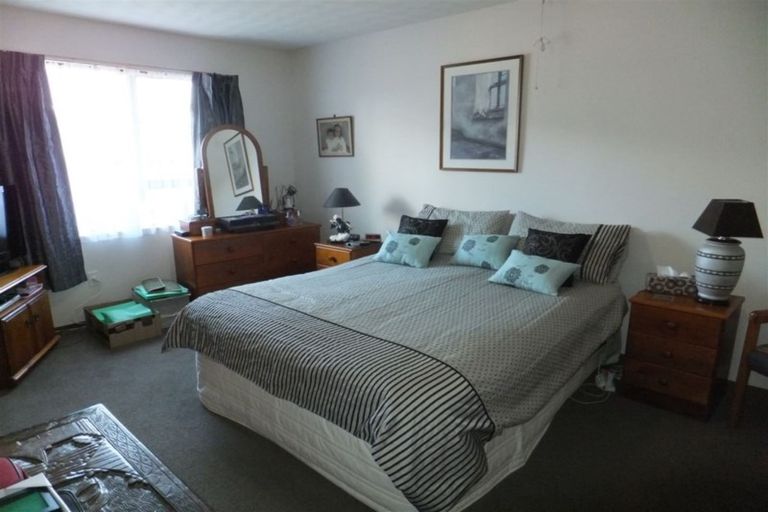 Photo of property in 11 Oakley Crescent, Hornby, Christchurch, 8042