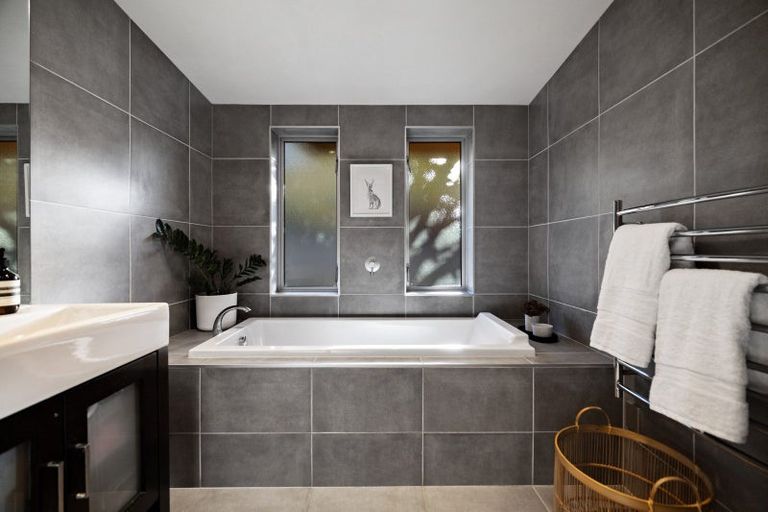 Photo of property in 12 Amber Close, Arthurs Point, Queenstown, 9371