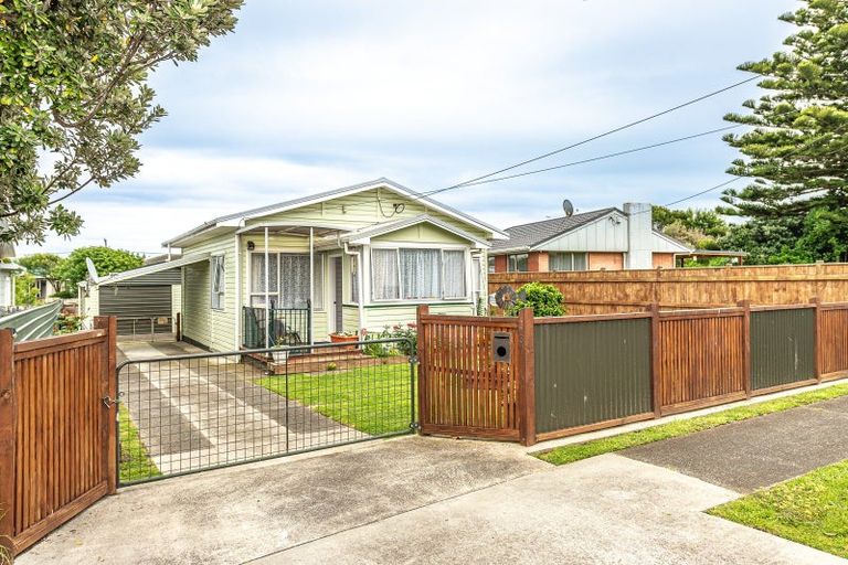 Photo of property in 143 Cornfoot Street, Castlecliff, Whanganui, 4501