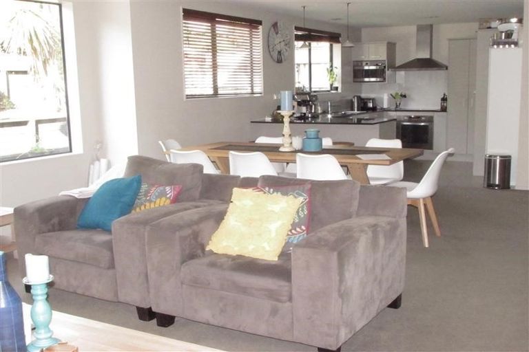 Photo of property in 27 Harrowglen Drive, Northcross, Auckland, 0632