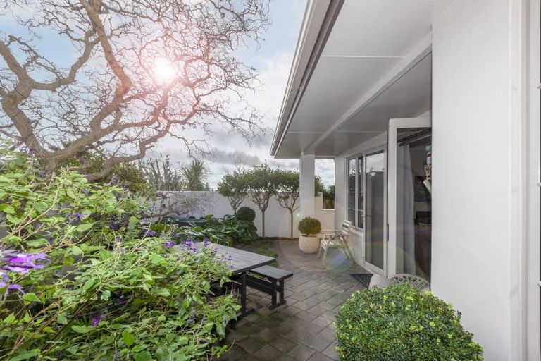 Photo of property in 136 Renown Road, Raumati South, Paraparaumu, 5032