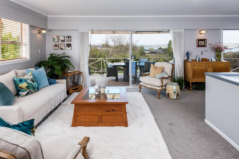 Photo of property in 20 Montgomery Crescent, Cockle Bay, Auckland, 2014