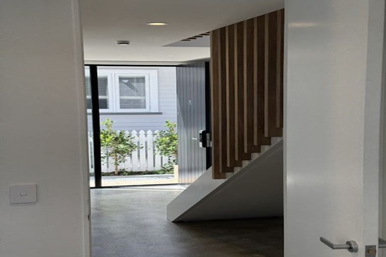 Photo of property in 7b Manor Place, Point Chevalier, Auckland, 1022